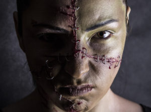 Kobieta zszycie Frankenstein horror portret